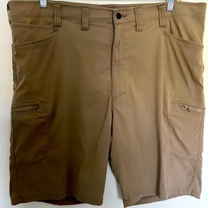 Wrangler size 44 men’s stretch shorts 7 pockets  2 with zippers
